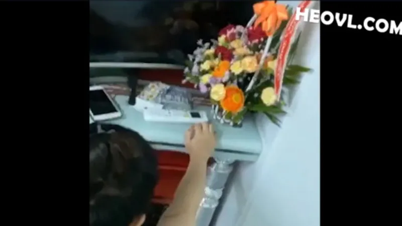 Không chịu đi tắm vì nứng quá cần xxx luôn !