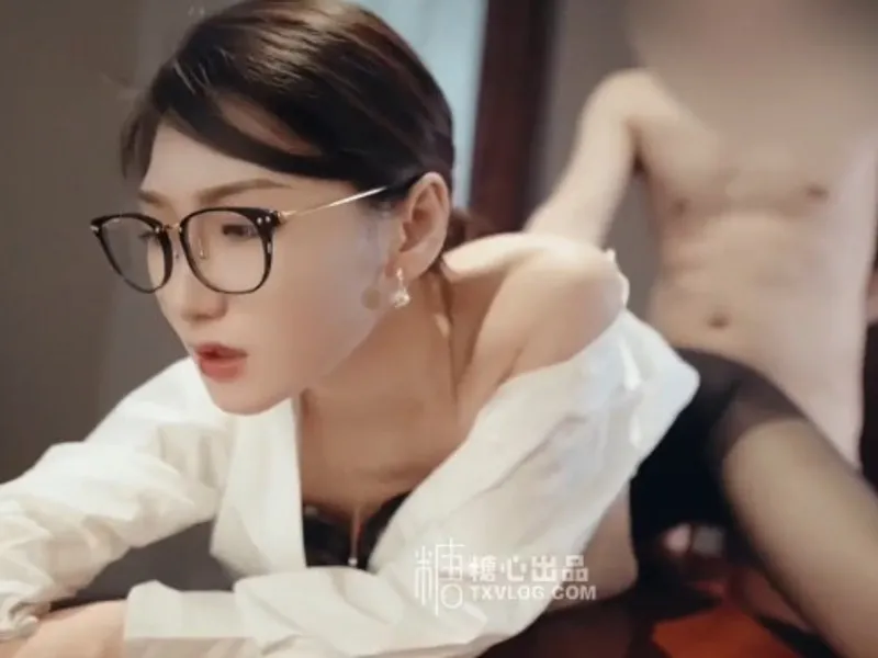 Vào phòng riêng được cấp trên nữ dâm đãng mút chim cho