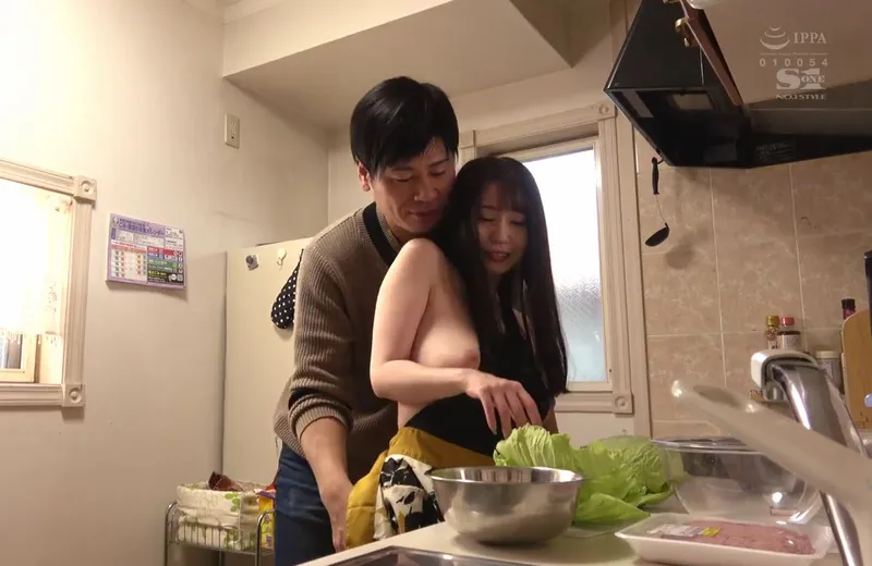 Nghi ngờ vợ vụng trộm, chồng lén lắp camera và chứng kiến tất cả