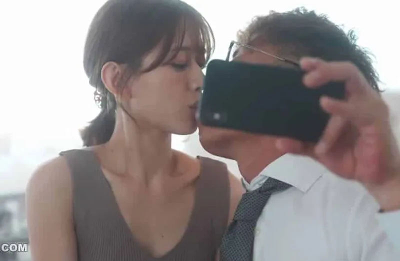 Thấy người vợ hơi lạ, người chồng xem điện thoại vợ và thấy cảnh xoạc với tiền bối của mình