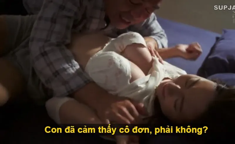 Nhìn con trai mải miết lao đầu vào việc khiến bạn gái nó cô quạnh, ông bố chồng liều lĩnh đè bẹp con dâu ra.